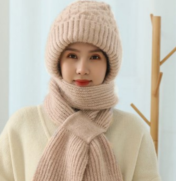 Alt-i-én strikket hue og halstørklæde