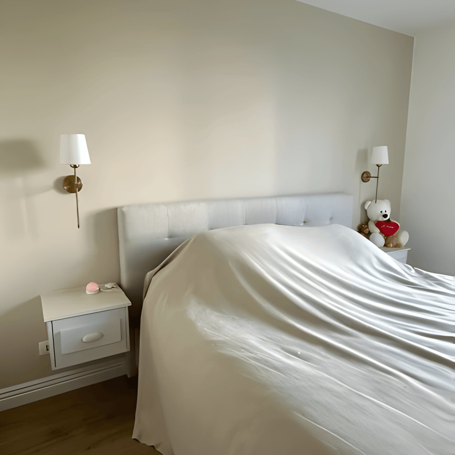 AMARA – Trådløs væglampe med genopladeligt batteri, dæmpbart RGB-lys og fjernbetjening