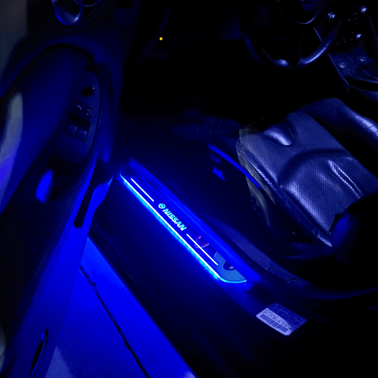 IlluminateDrive™ | LED-indstigningslys til bil – magnetisk montering & skiftende farver med dit logo